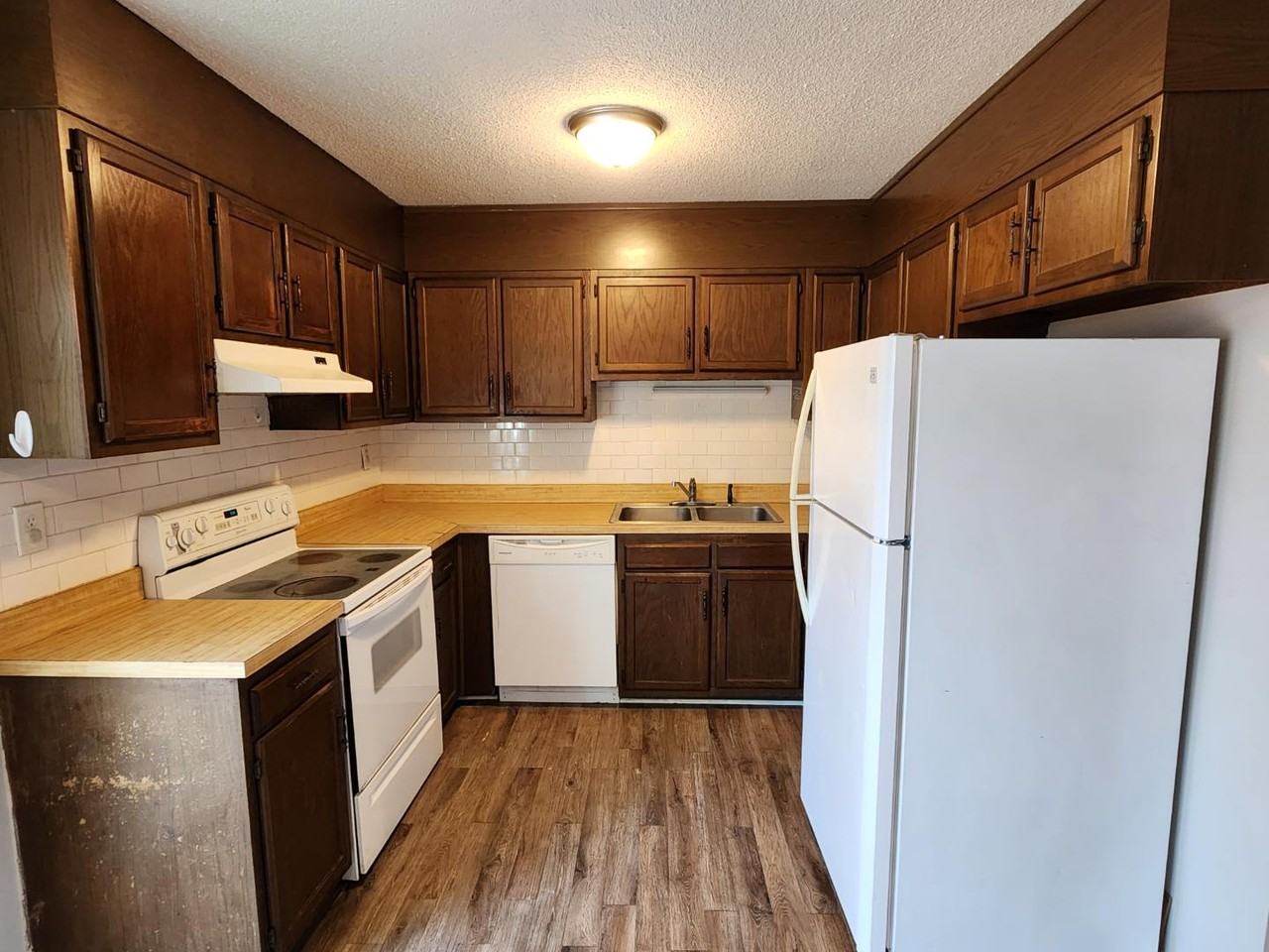 408 Sheila St - Photo 7 of 11