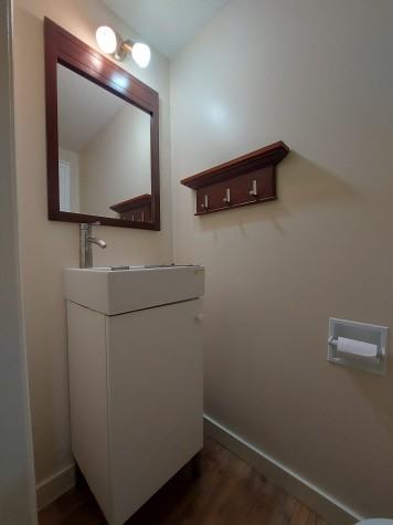 2 Storey Condo in The Pines!! - Photo 5 of 19