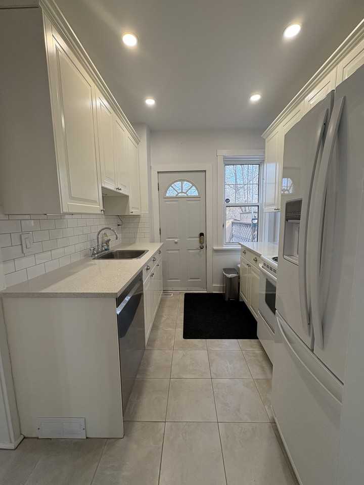 228 Beaverbrook St - Photo 4 of 15