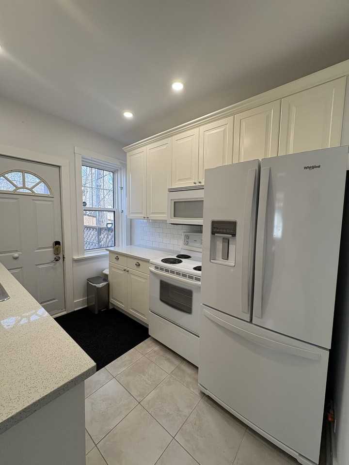 228 Beaverbrook St - Photo 5 of 15