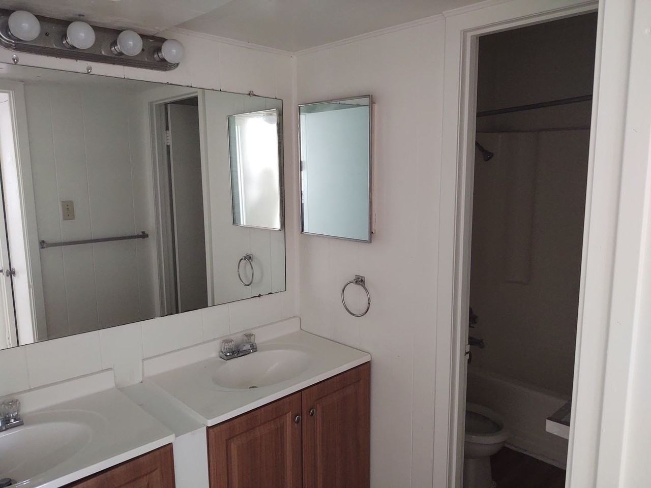 Courtyard Apartments - Photo 7 of 11