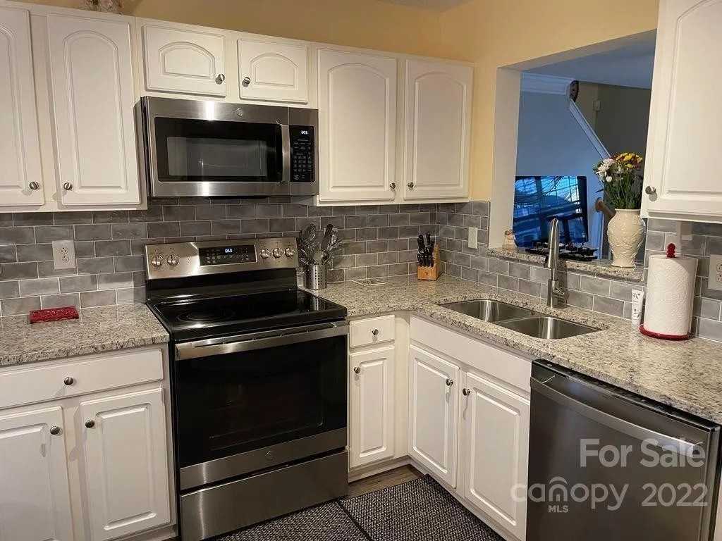 8427 Meadowcreek Village Dr - Photo 5 of 17