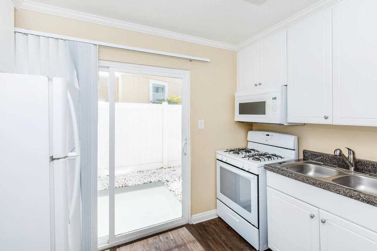 1525 Placentia Ave - Photo 5 of 17