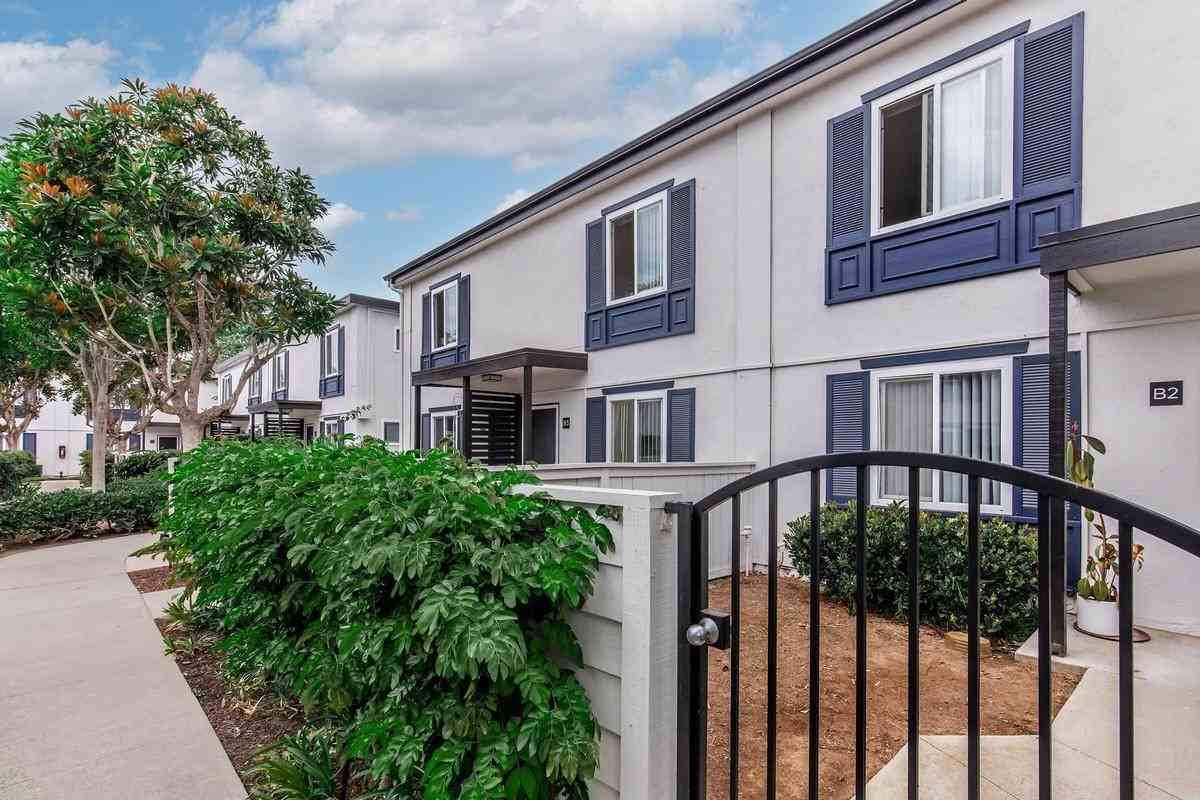 1525 Placentia Ave - Photo 7 of 30