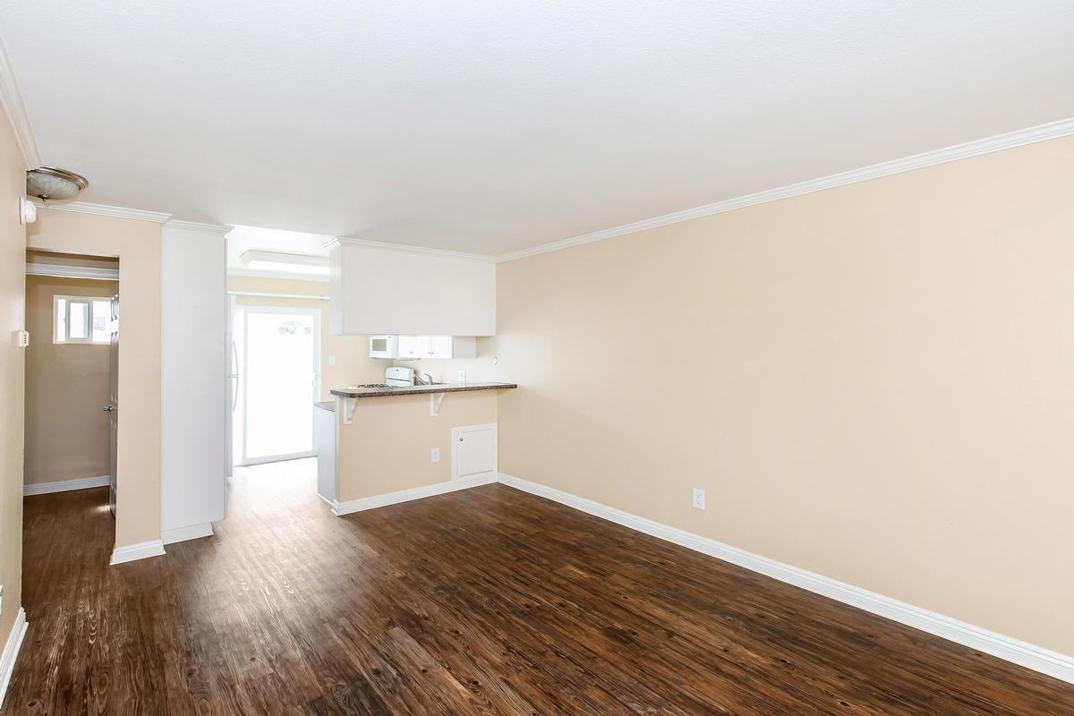 1525 Placentia Ave - Photo 4 of 17