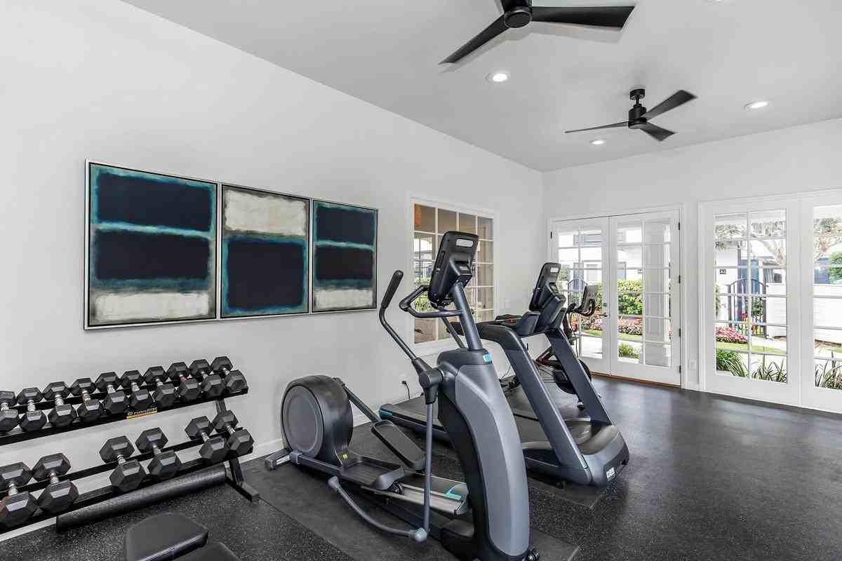 1525 Placentia Ave - Photo 4 of 30