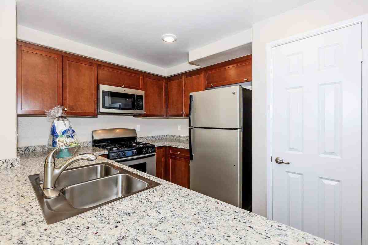 1701 Gateway Pl - Photo 3 of 8