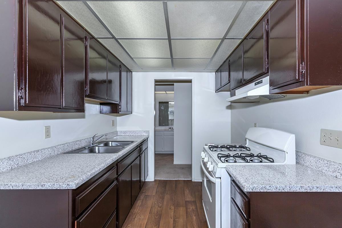 301 W Vineyard Ave - Photo 3 of 3