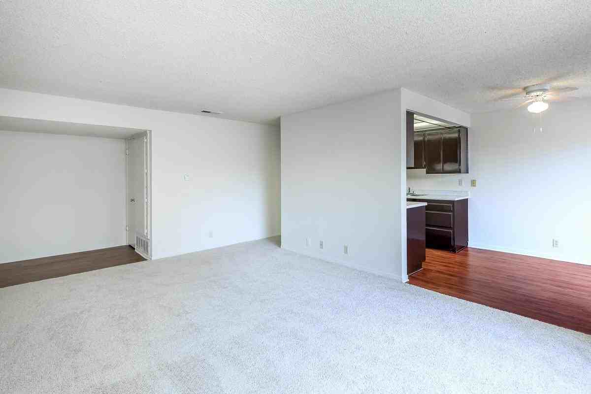301 W Vineyard Ave - Photo 2 of 11