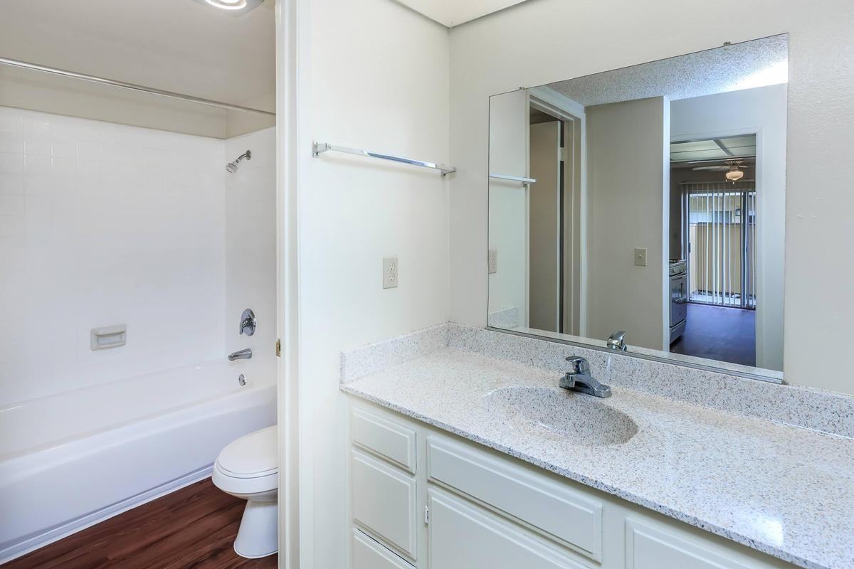 301 W Vineyard Ave - Photo 4 of 46