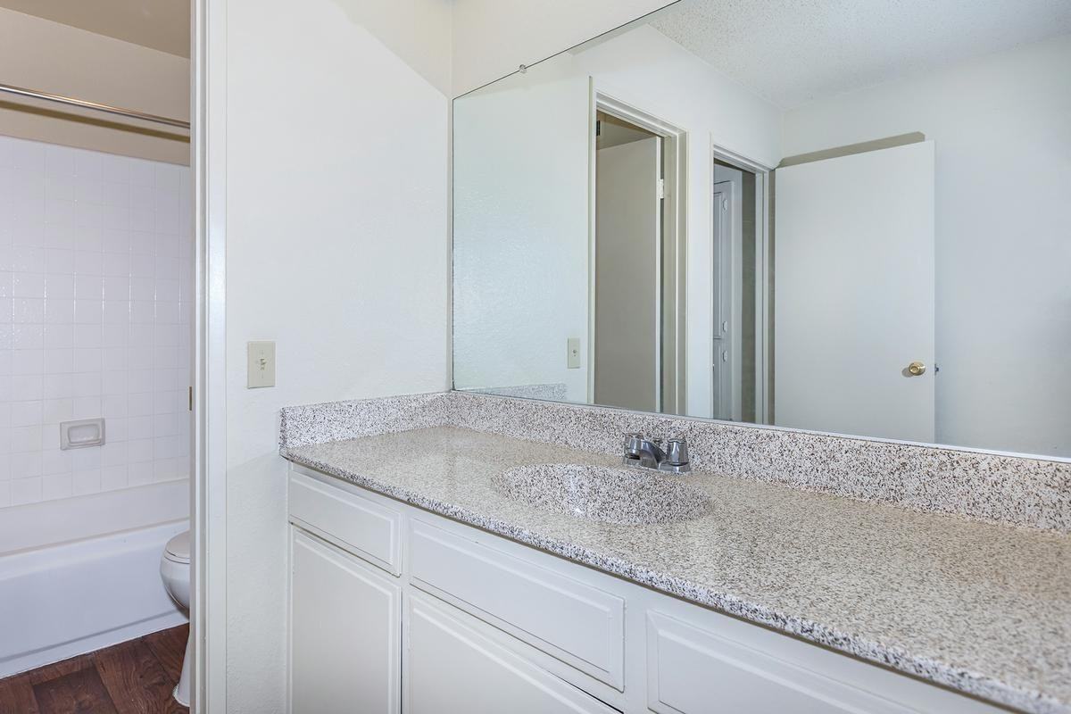 301 W Vineyard Ave - Photo 4 of 46