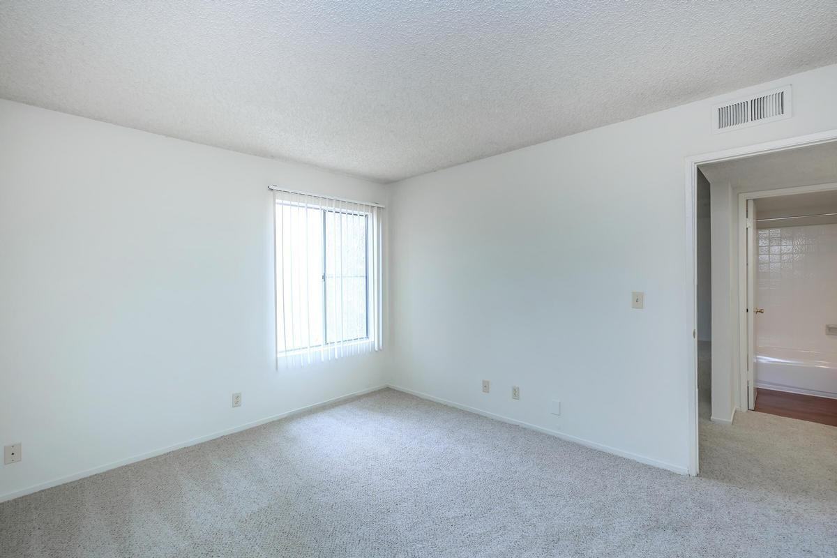 301 W Vineyard Ave - Photo 7 of 46