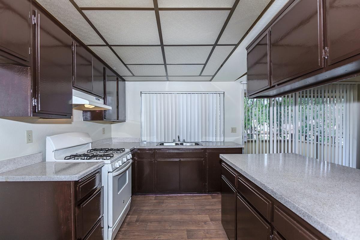 301 W Vineyard Ave - Photo 5 of 46