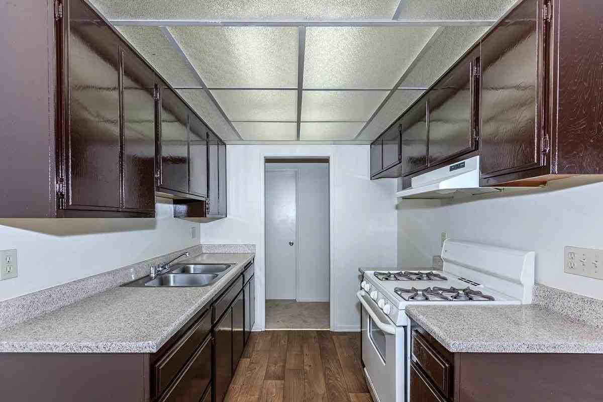 301 W Vineyard Ave - Photo 2 of 46