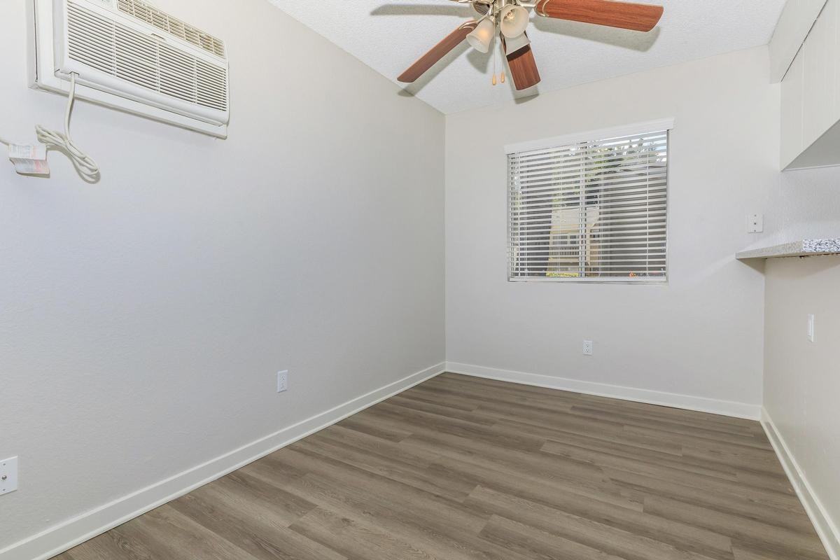 825 Tamarack Ave - Photo 4 of 10