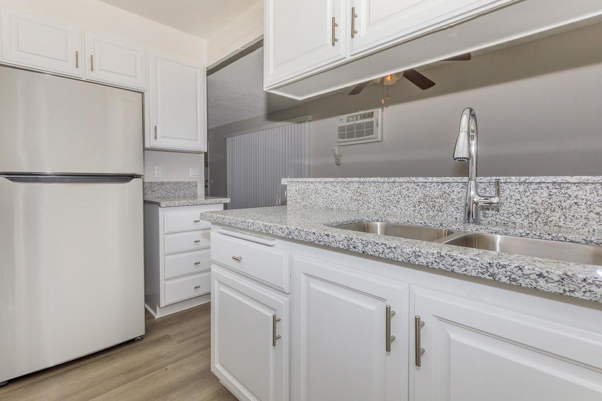 825 Tamarack Ave - Photo 2 of 10
