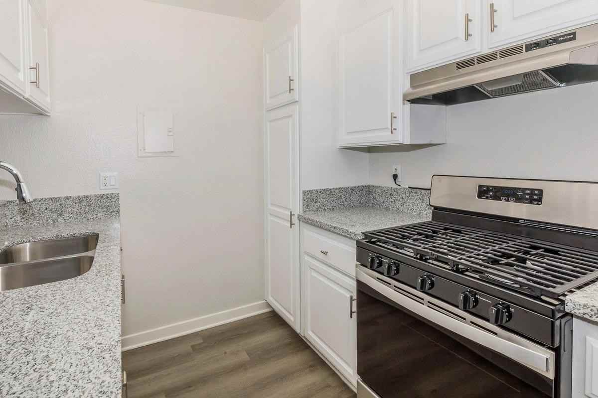825 Tamarack Ave - Photo 3 of 10