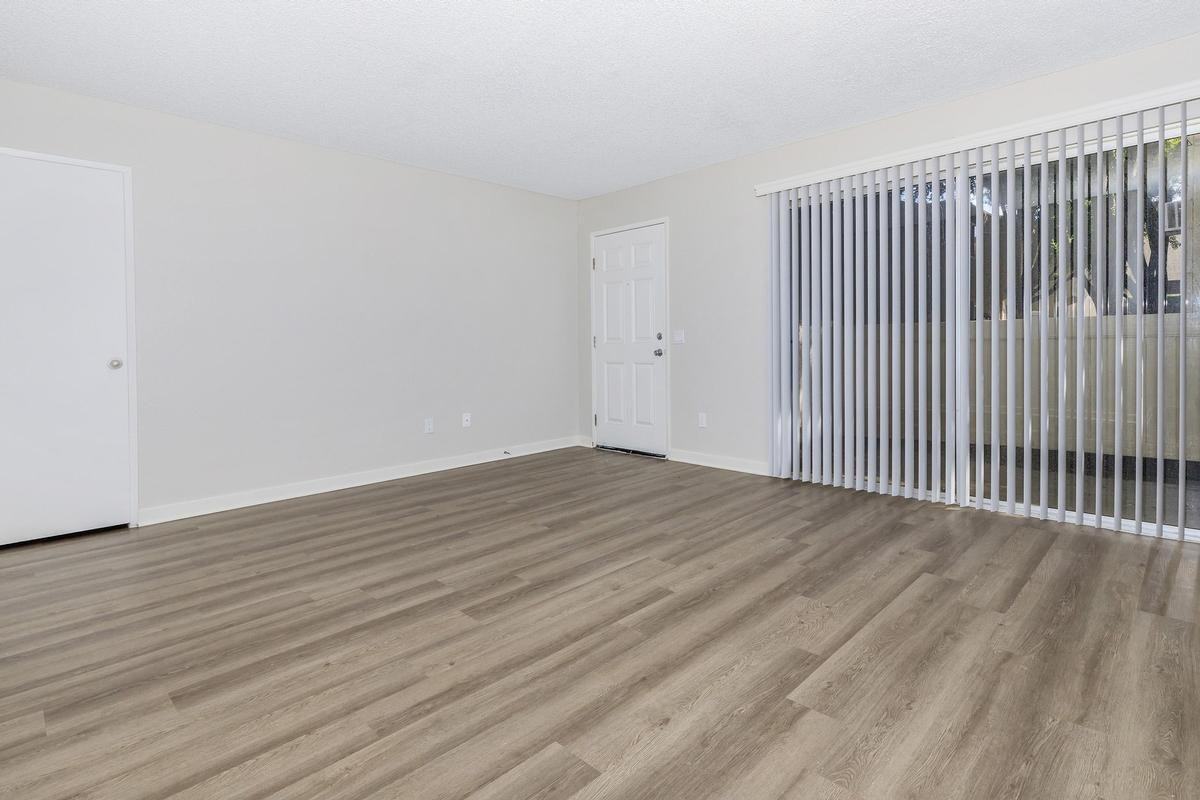 825 Tamarack Ave - Photo 5 of 10