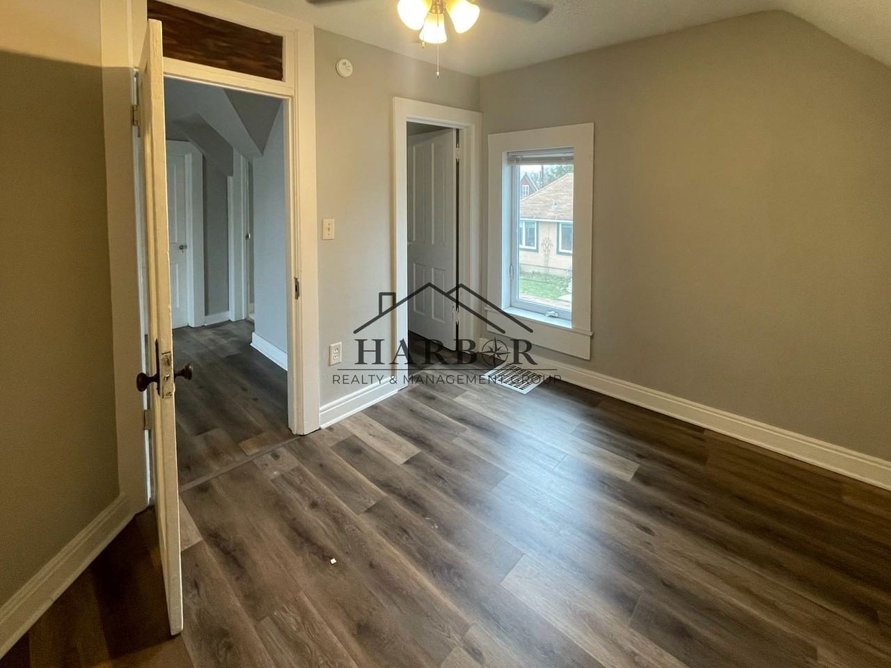 223 8th Ave Se - Photo 4 of 8