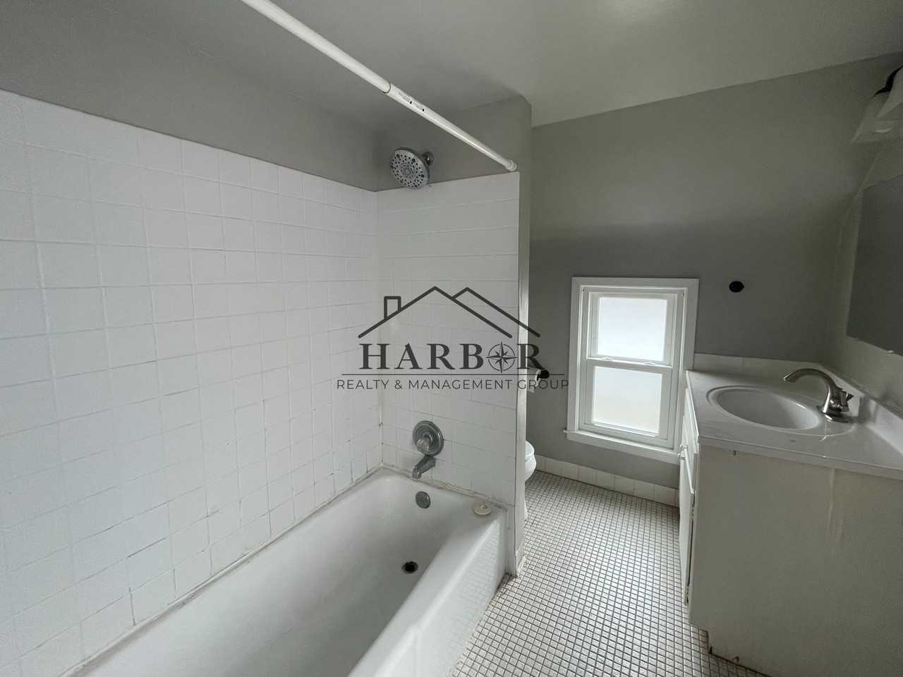 223 8th Ave Se - Photo 5 of 8