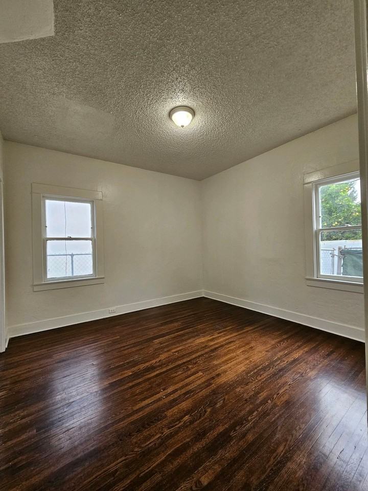 1058 Molino Ave - Photo 3 of 28