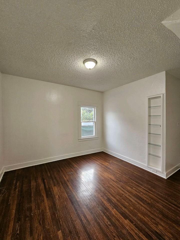 1058 Molino Ave - Photo 4 of 28