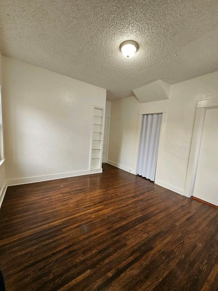 1058 Molino Ave - Photo 5 of 28