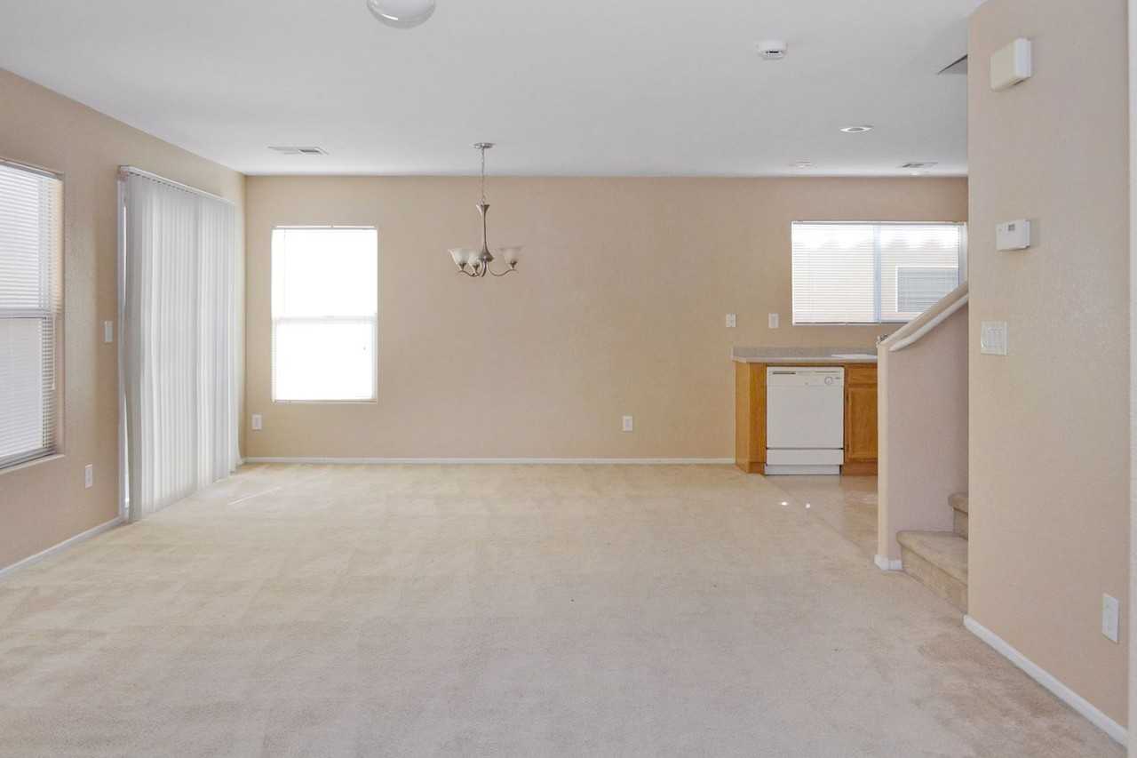 520 Taunton St - Photo 3 of 27