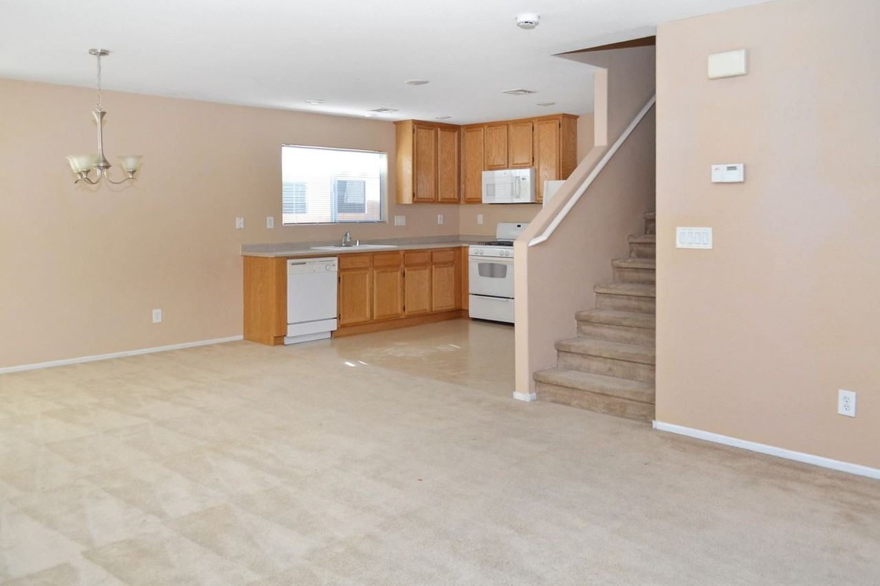 520 Taunton St - Photo 6 of 27