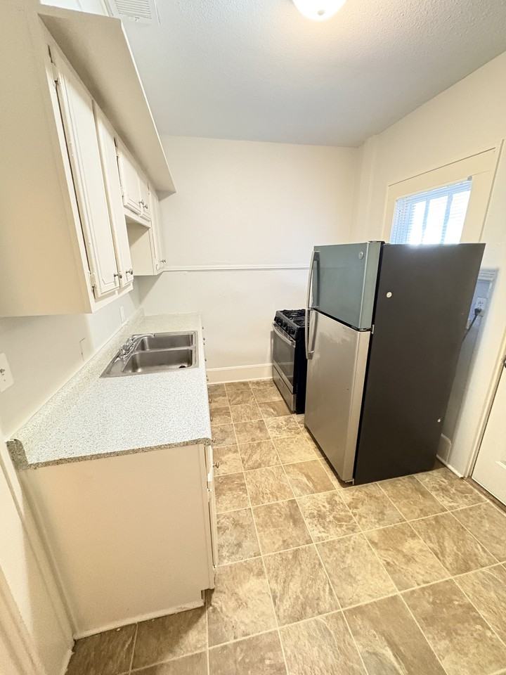 711 Baylor St #1 - Photo 5 of 8