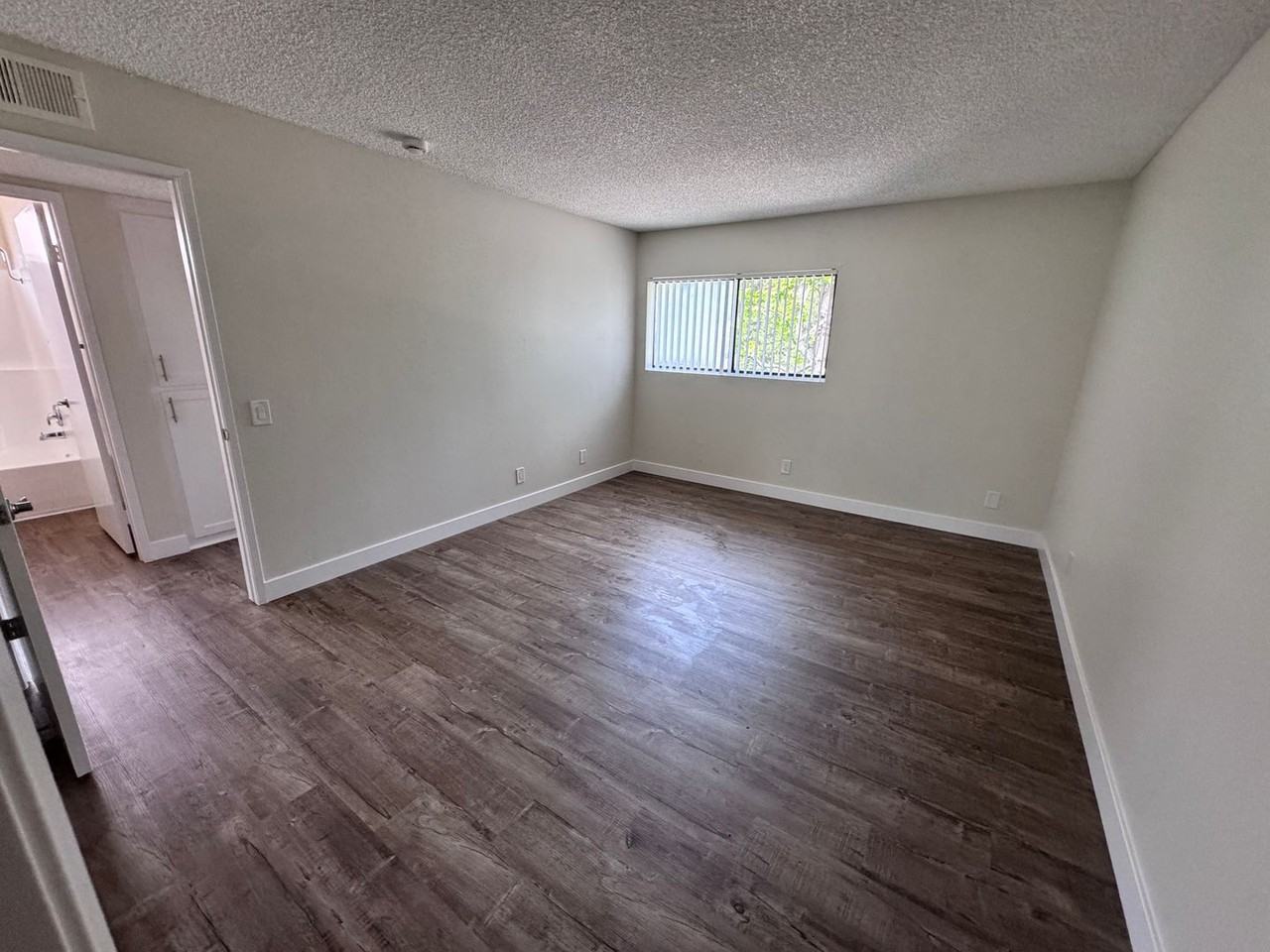 Beautifully Remodeled Apartment in Sunland, CA - Photo 4 of 33