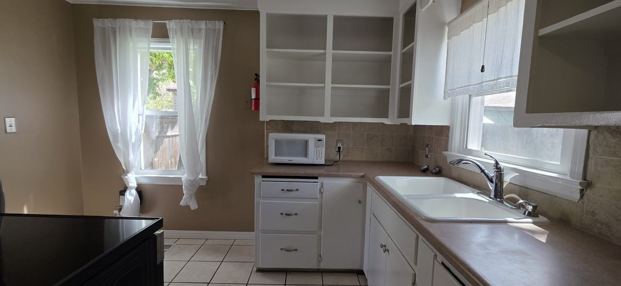 1628 W Reinhart Dr #1 - Photo 5 of 12