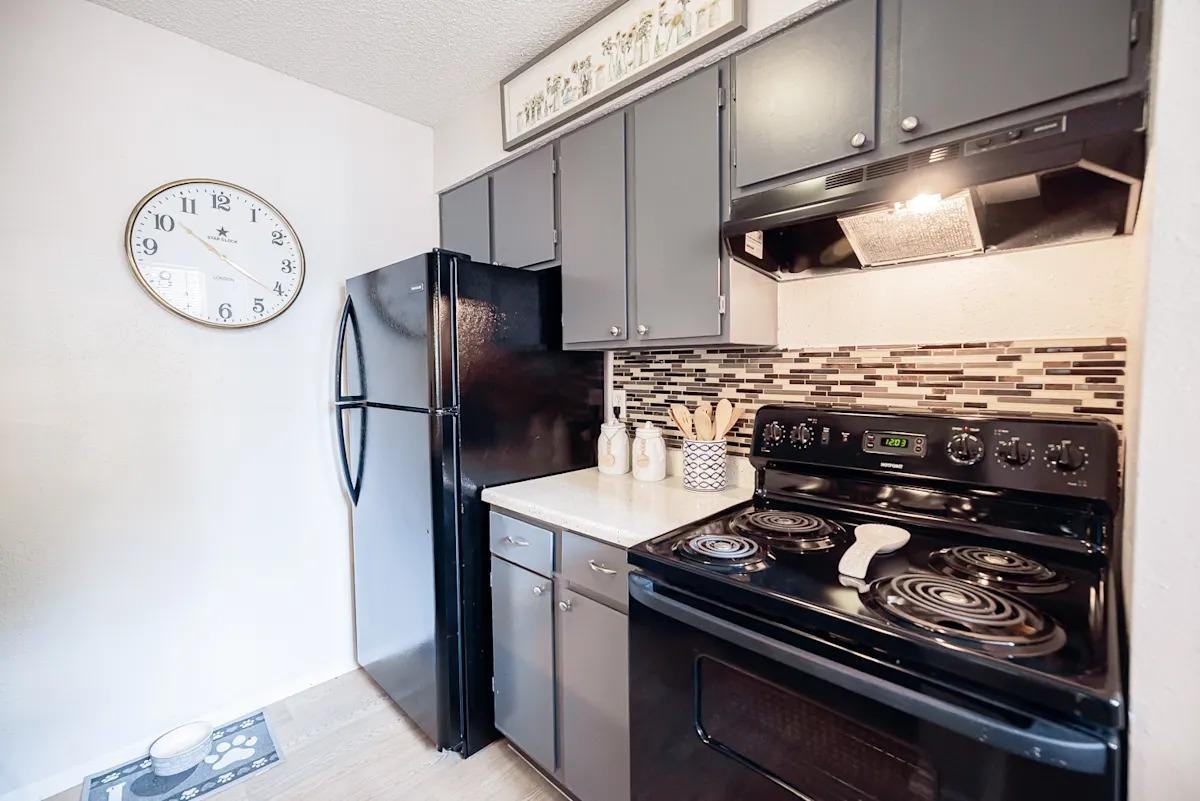 4031 Thousand Oaks Dr - Photo 2 of 19