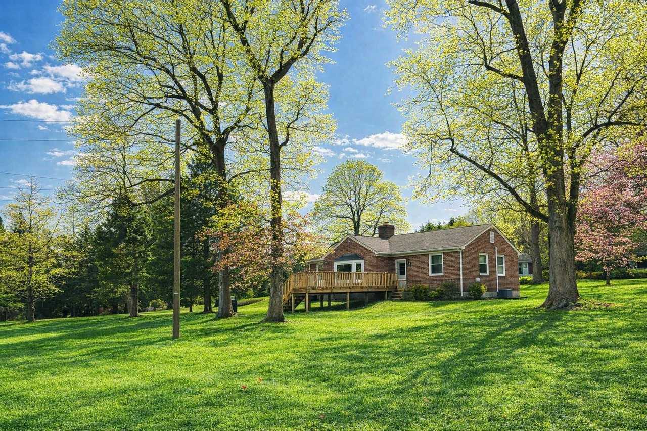 214 Sudbrook Ln - Photo 3 of 21