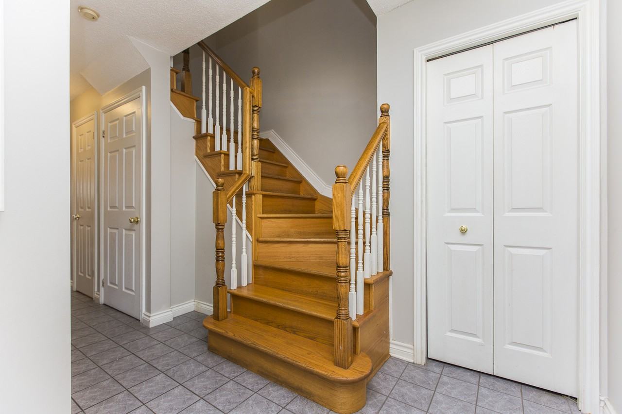 100 Hunterswood Crescent - Photo 3 of 34