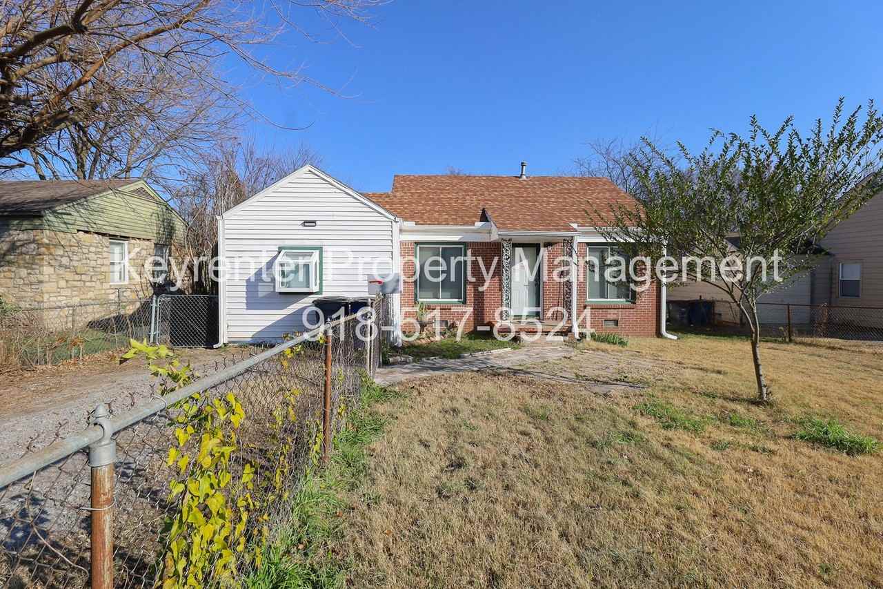 1043 N Harvard Ave - Photo 2 of 23