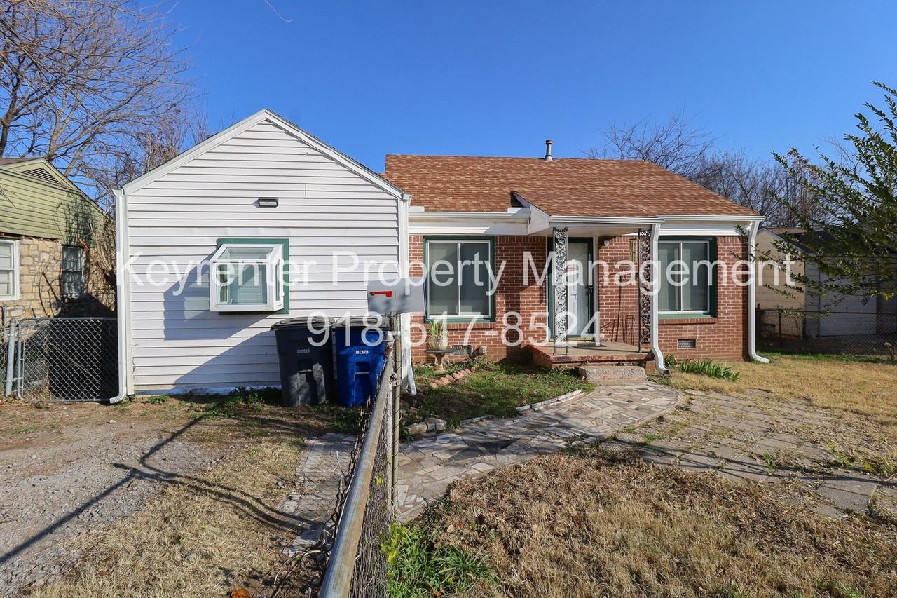 1043 N Harvard Ave - Photo 3 of 23