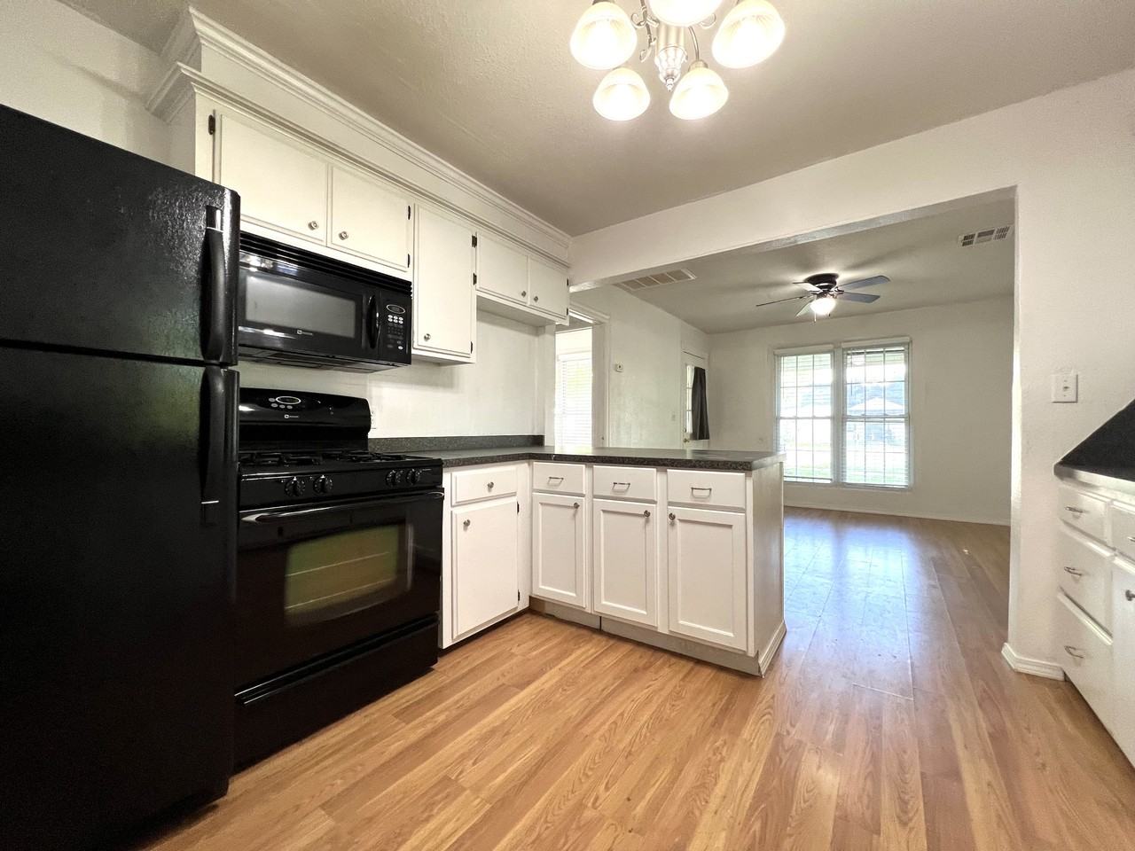 507 E Symmes St #1 - Photo 3 of 10