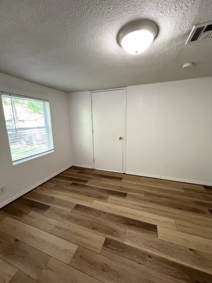 507 E Symmes St #1 - Photo 7 of 10