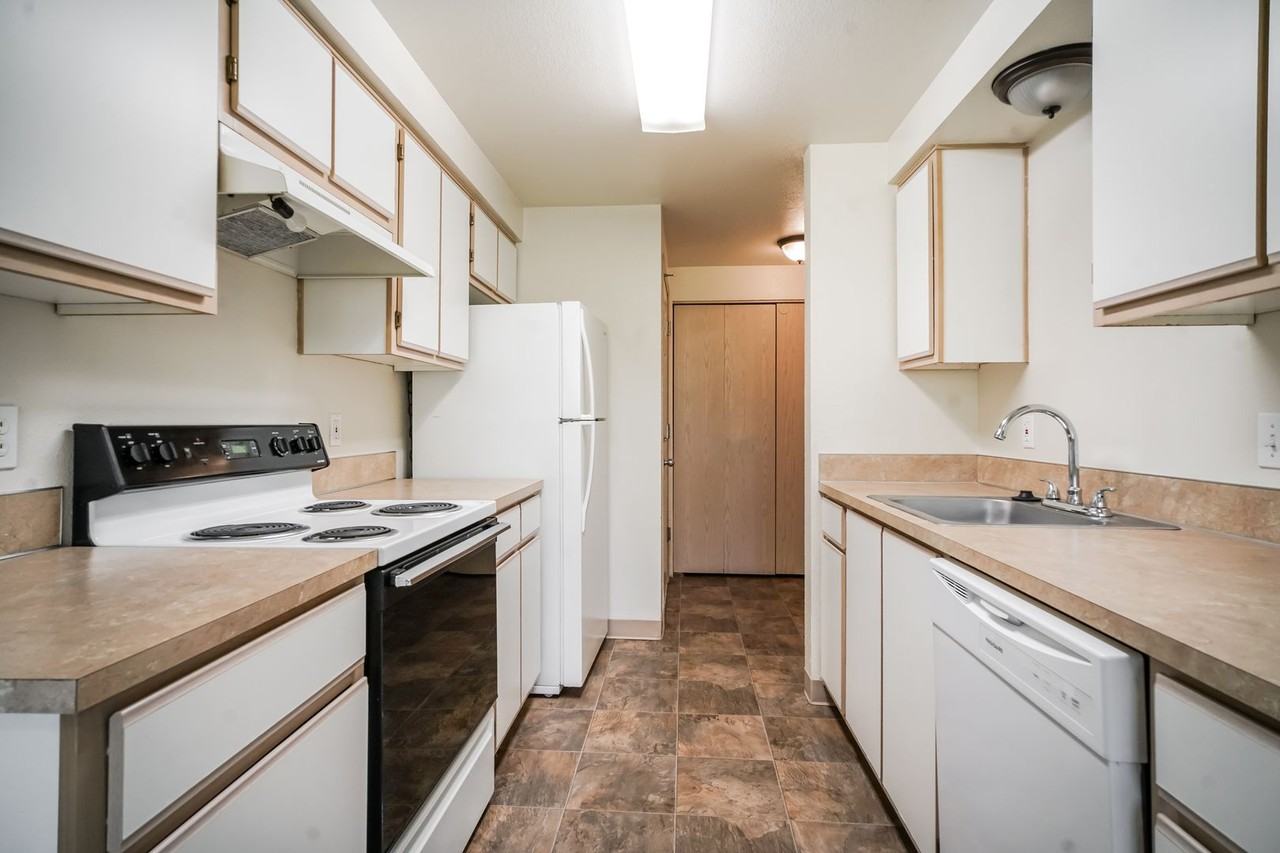 1680 Se Crystal Lake Dr #E - Photo 3 of 15