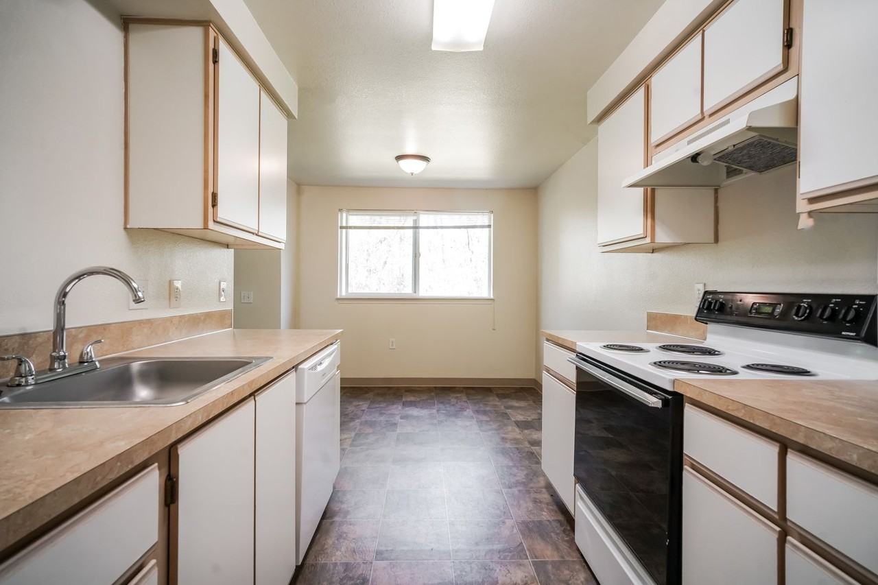 1680 Se Crystal Lake Dr #E - Photo 4 of 15