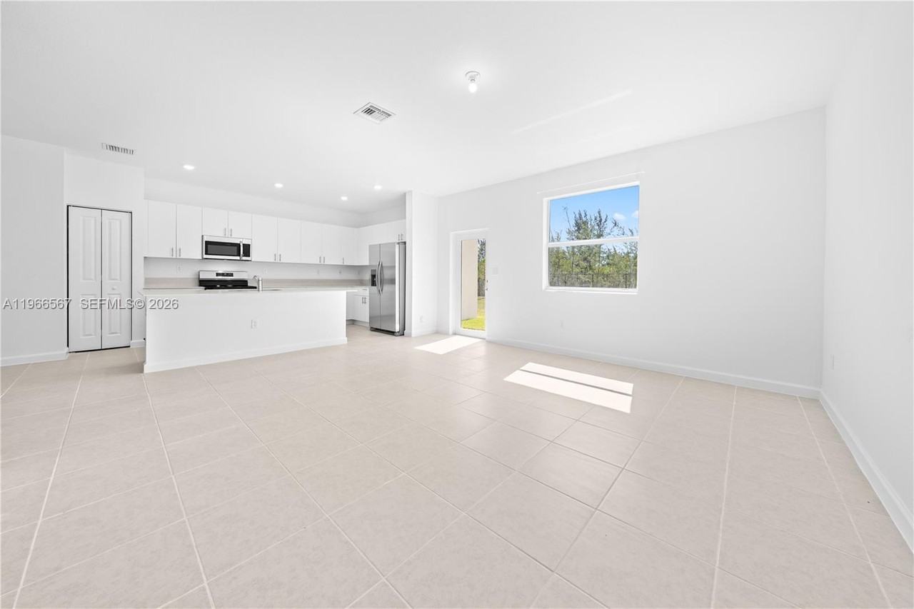 2442 Southeast 30th Street #2442 - Photo 4 of 36