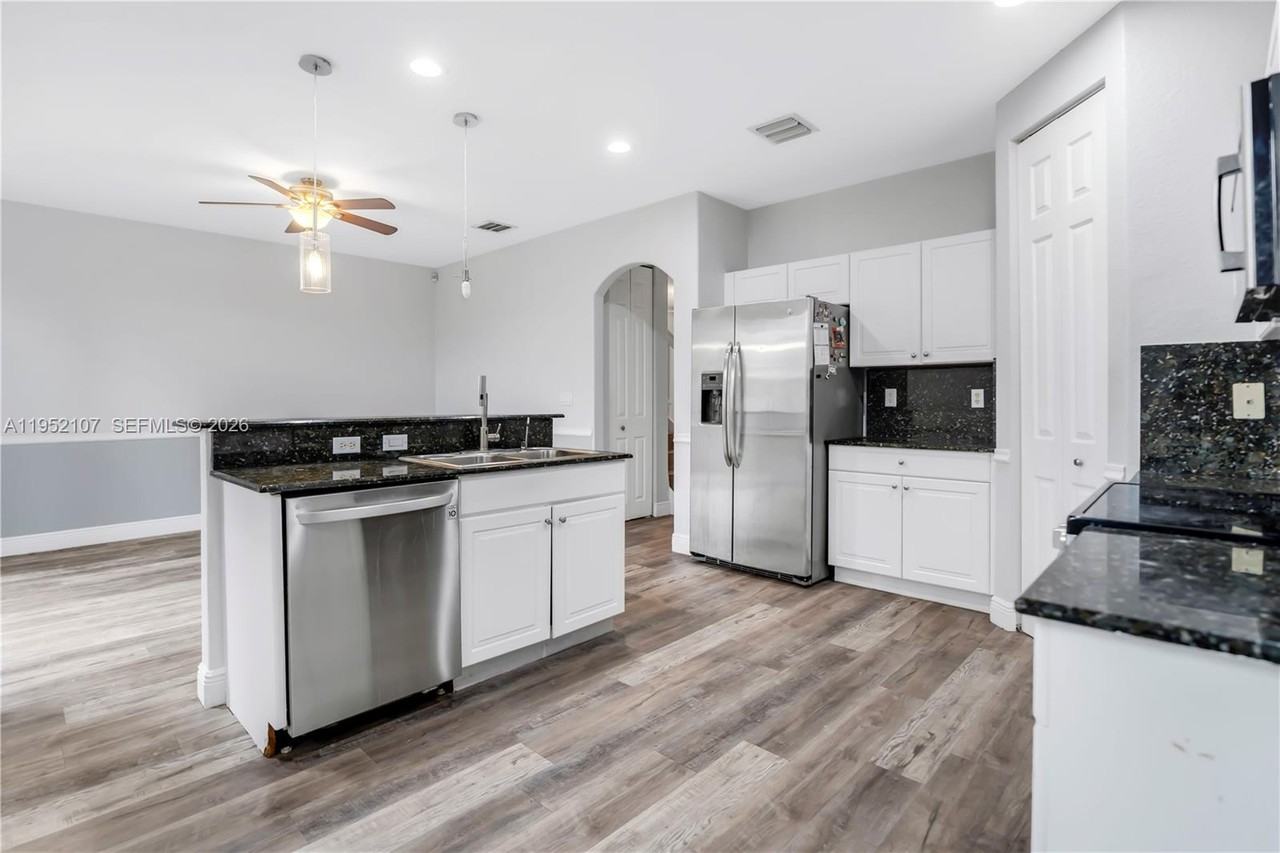 2540 Southwest 85th Terrace - Photo 4 of 13