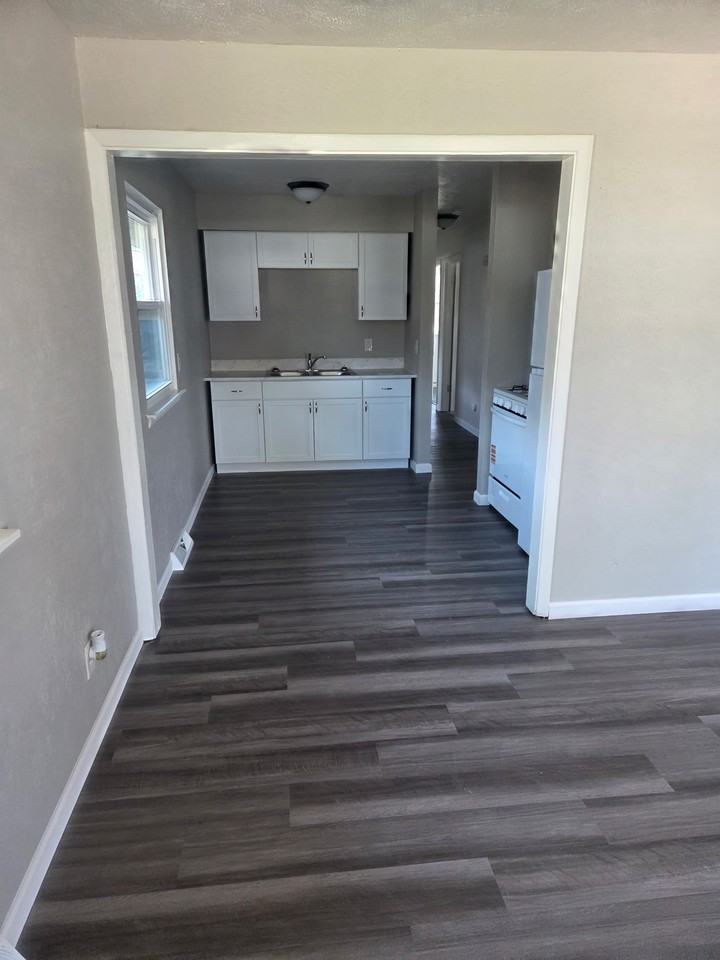 1022 W Thrush Ave #1 - Photo 3 of 7