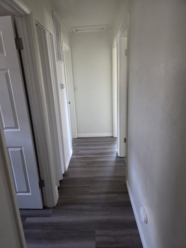 1022 W Thrush Ave #1 - Photo 4 of 7