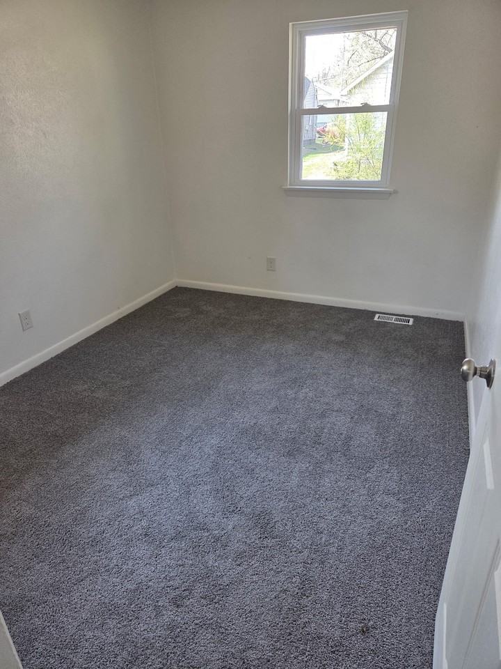 1022 W Thrush Ave #1 - Photo 5 of 7