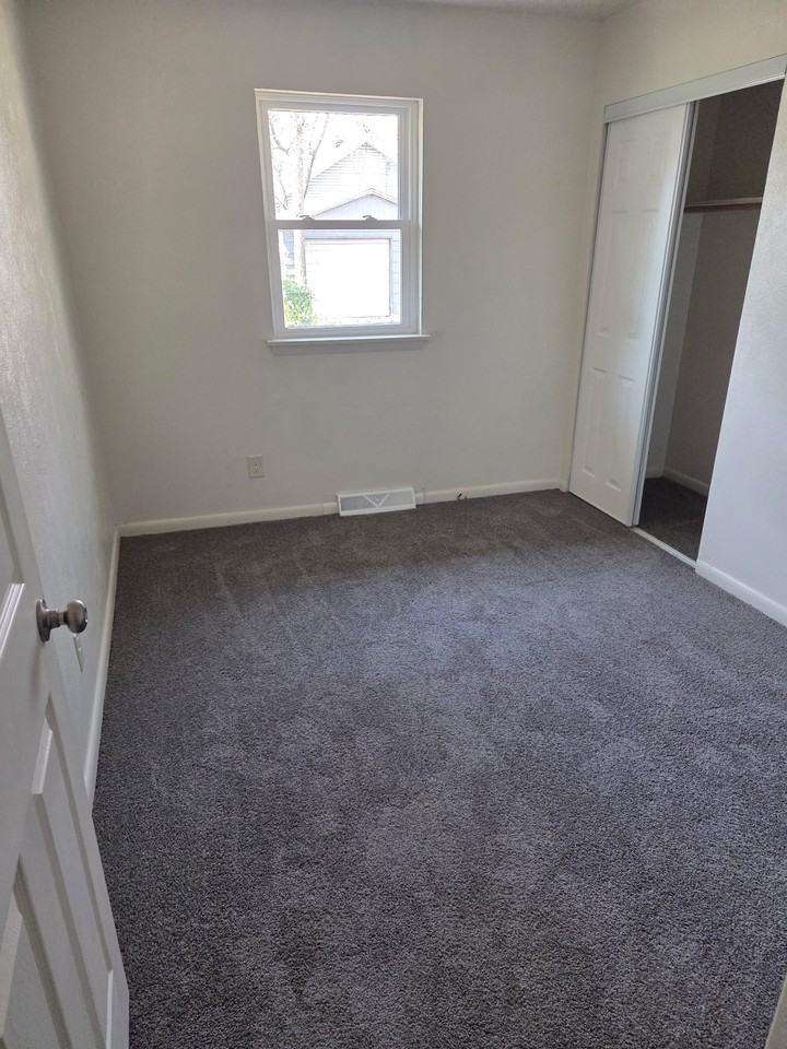 1022 W Thrush Ave #1 - Photo 6 of 7