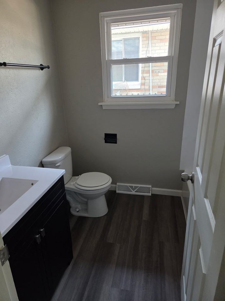 1022 W Thrush Ave #1 - Photo 7 of 7