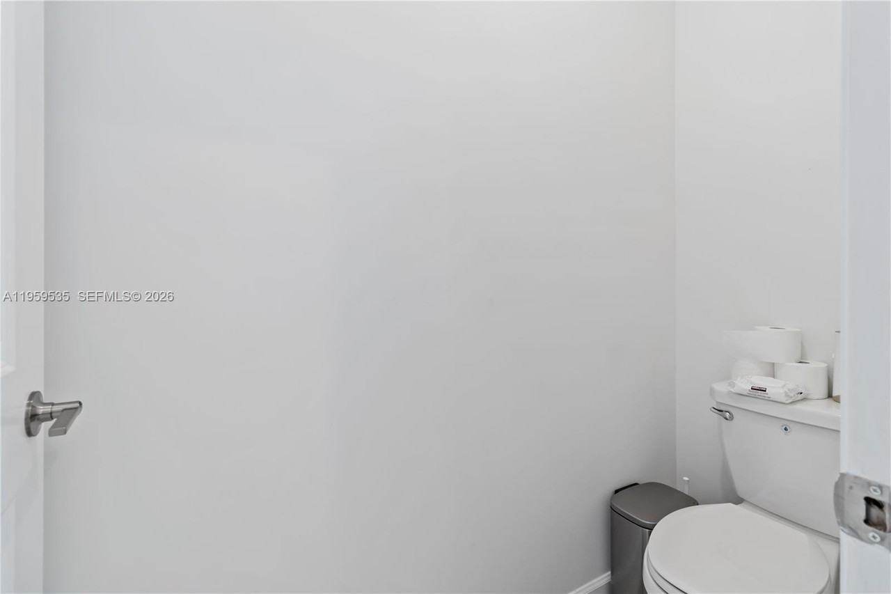760 Southeast 13th Court - Photo 6 of 29