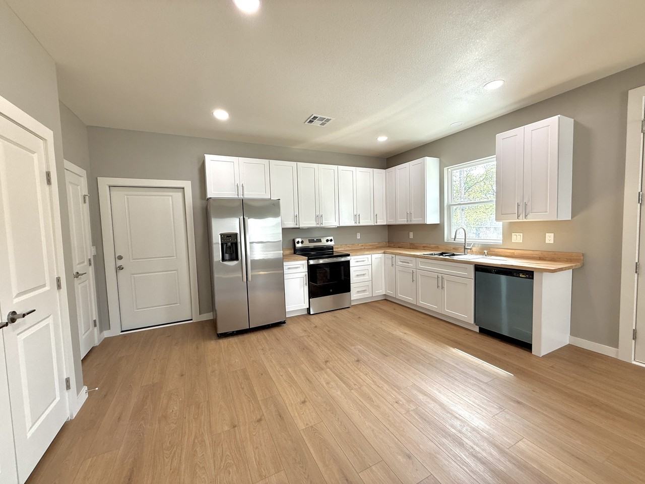 924 F St Sw #1 - Photo 3 of 18